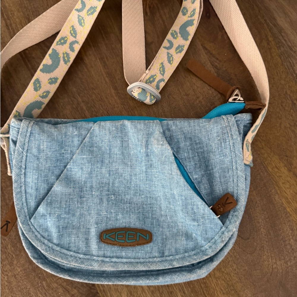 Keen Light Blue Crossbody with Teal Accents and Patterned Tan Strap